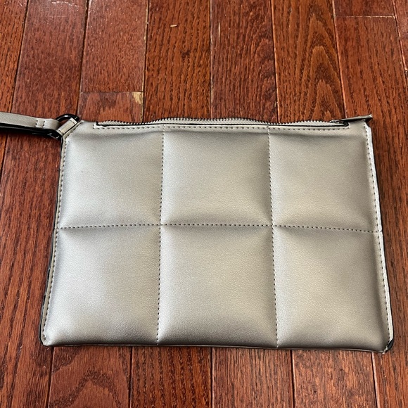 ❌ DONATED A new day champagne clutch / wristlet - Picture 2 of 9